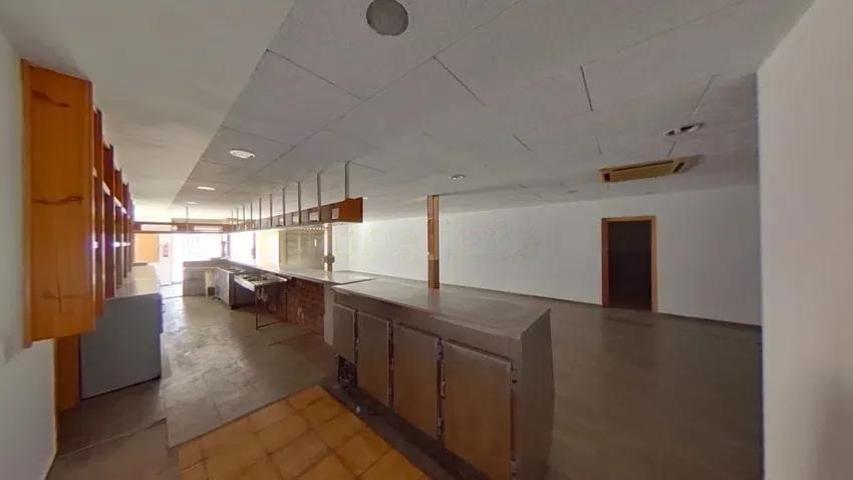 Local en venta en calle de Joanot Martorell photo 0