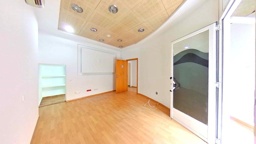 Local en venta en Calle de Schubert photo 0