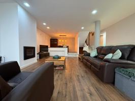 Encantadora Casa Familiar en Sant Boi de Llobregat con Piscina y Jardín photo 0