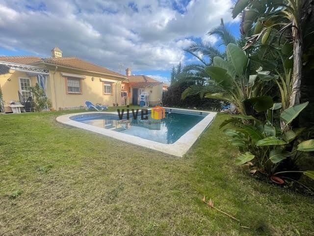 PAREADO CON PISCINA EN URBANIZACIÓN LA LAGUNA DE EL PORTIL photo 0