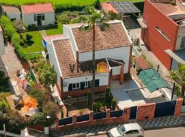 CHALET INDEPENDIENTE CON PISCINA PRIVADA EN URBANIZACIÓN LOS CABALLEROS - BORMUJOS..!! photo 0