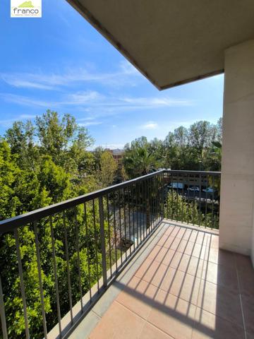 Gran Vivienda orientada a sur, estupendas vistas, luz y cercanía al centro. photo 0