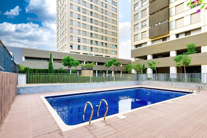 Vivienda en venta cerca del Roig Arena con amplia terraza, piscina y zona comunitaria. photo 0