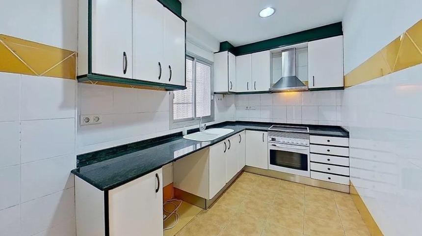 Amplio apartamento de 4 dormitorios con balcón y vistas panorámicas en Valencia. photo 0