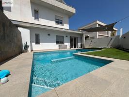 Moderno chalet con piscina, gimnasio y placas solares photo 0