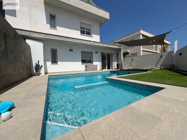 Moderno chalet con piscina, gimnasio y placas solares photo 0