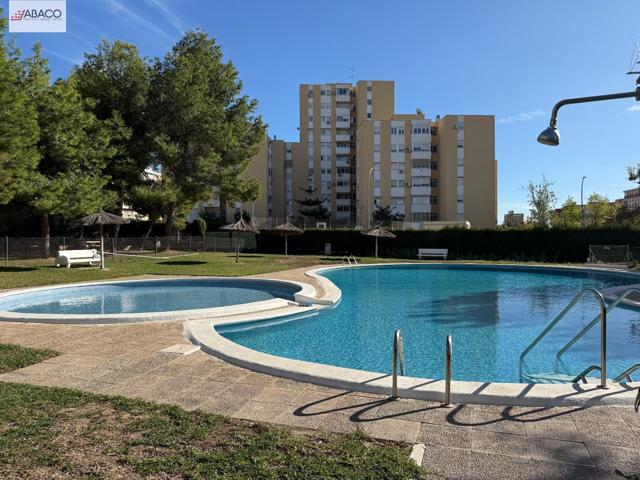 Amplia vivienda en urbanización con piscina en San Blas photo 0