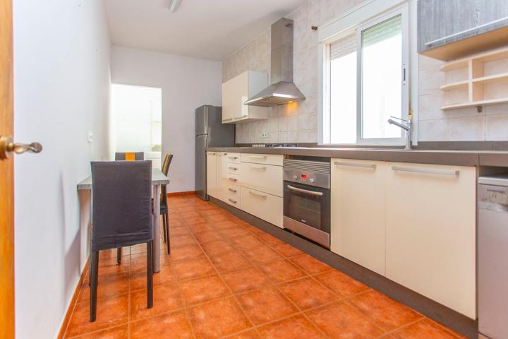 SE VENDE CASA EN EL CENTRO CON GARAJE photo 0