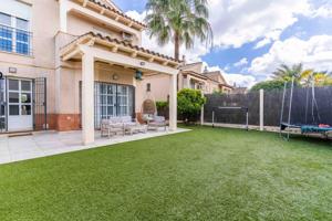 CASA PAREADA DE 4 DORMITORIOS Y SÓTANO EN CAMPO DE GOLF ! photo 0