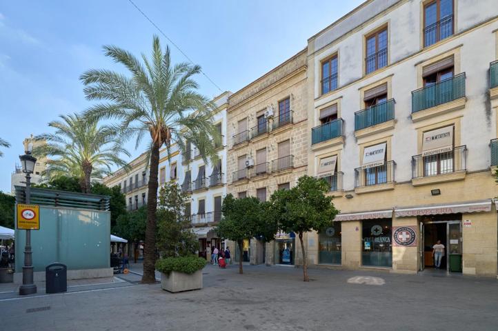 Magnifica vivienda con tres balcones a Plaza del Arenal. photo 0