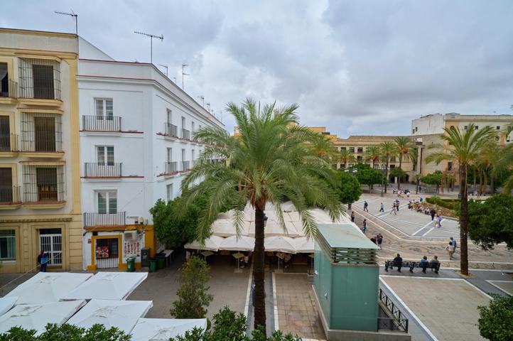 Magnifica vivienda con tres balcones a Plaza del Arenal. photo 0