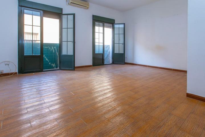 SE VENDE CASA EN EL CENTRO CON GARAJE photo 0