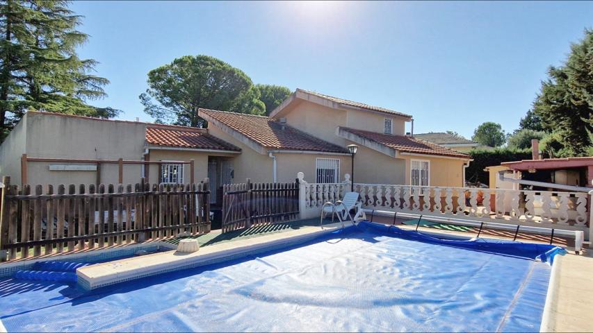 Chalet con piscina en Eurovillas photo 0