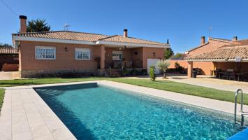 Chalet en Eurovillas con piscina y amplio parking photo 0