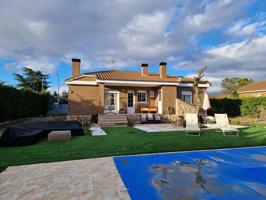 Chalet de una planta con piscina photo 0