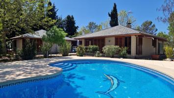 Se vende chalet con jardín y piscina photo 0
