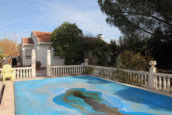 Se vende chalet con piscina en Las Villas de Nuevo Baztán photo 0