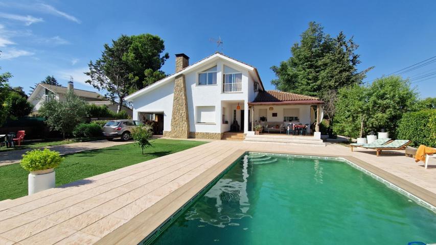 Chalet independiente con piscina en Eurovillas photo 0