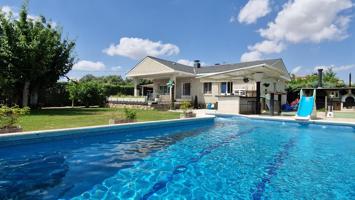 Chalet con piscina y jardín photo 0