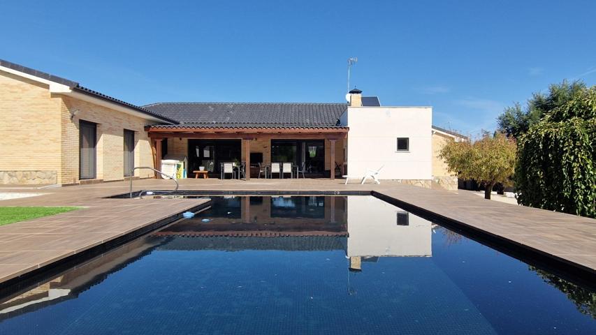 Chalet independiente de una sola planta con piscina y parcela de 2.000 m² photo 0