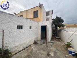 Oportunidad Única: Antiguo Restaurante con Vivienda y Piscina a un Paso del Mar, en zona industrial photo 0