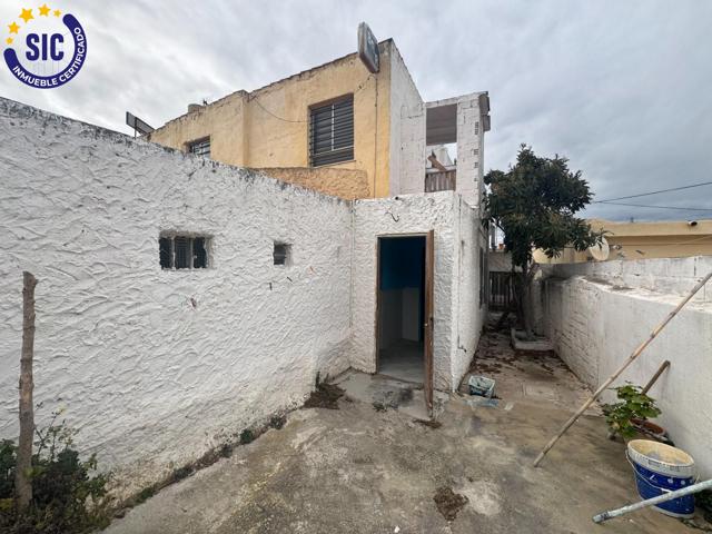 Oportunidad Única: Antiguo Restaurante con Vivienda y Piscina a un Paso del Mar, en zona industrial photo 0