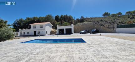 Encantadora Parcela Rústica con Piscina Privada y Chalet en Entorno Tranquilo photo 0