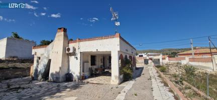 Oportunidad Única: Chalet de Origen en Venta con Amplias Instalaciones photo 0