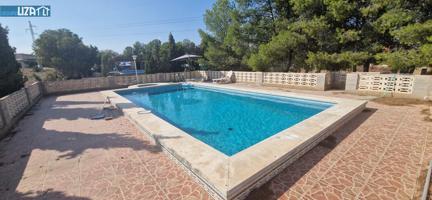 Exclusivo Chalet Unifamiliar en Venta con Amplias Zonas Verdes photo 0