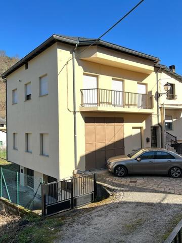 Casa en venta en Vega de Valcarce con potencial para negocio photo 0