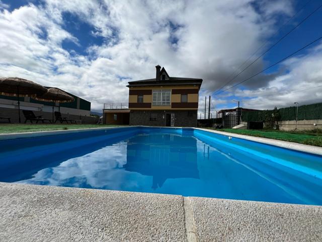 Casa con piscina climatizada y jardín en Villamartin de la Abadia photo 0