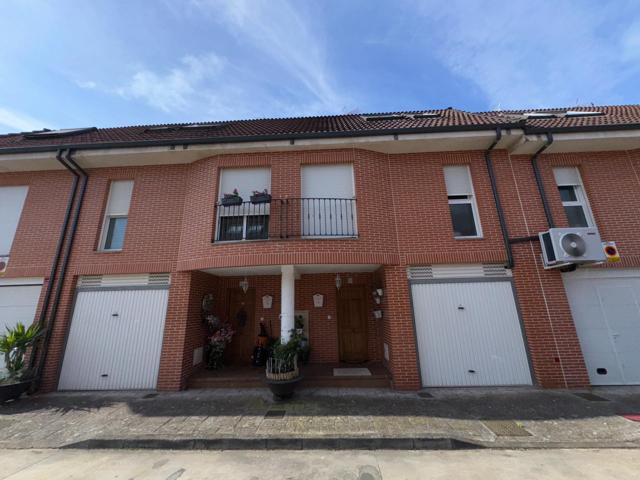 VENTA: Amplio Chalet en Ponferrada con Jardín y Excelente Ubicación photo 0