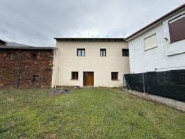 Lote de dos casas semireformadas a la venta en Santa Marina de Torre photo 0