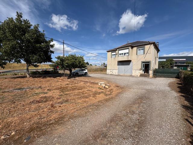 CASA EN COMPOSTILLA CON TERRENO Y ALMACENES photo 0