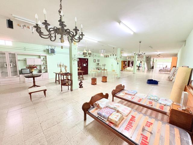 ¡Oportunidad Única! GIGANTE Local Comercial en Ponferrada - Flores del Sil 🌟 photo 0