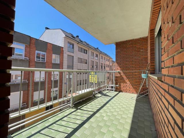 SE VENDE PISO CON TERRAZA AMPLIO Y SOLEADO EN ZONA ALTA photo 0