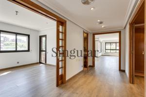 Piso con terraza en calle Dalmases a la venta photo 0
