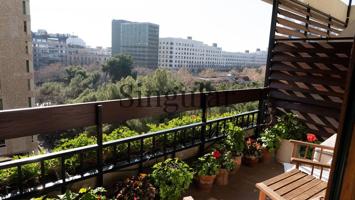 Piso alto con terraza y vistas despejadas en una ubicación privilegiada cerca de Piscinas y Deportes photo 0