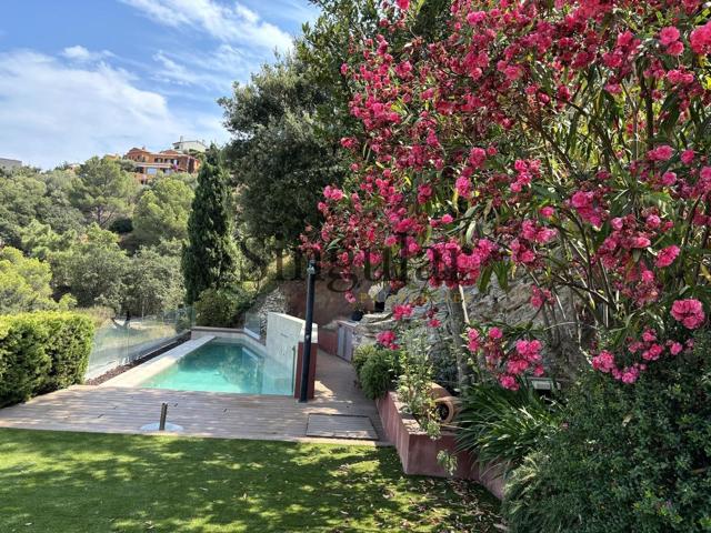 Casa adosada esquinera con jardín, piscina y vistas panorámicas al mar en Sa Riera photo 0