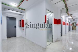 Amplio local comercial con terraza: Una oportunidad perfecta de inversión en el centro de Esplugues photo 0