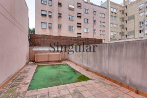 Amplio local comercial con terraza: Una oportunidad perfecta de inversión en el centro de Esplugues photo 0