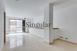 Amplio local comercial con terraza: Una oportunidad perfecta de inversión en el centro de Esplugues photo 0