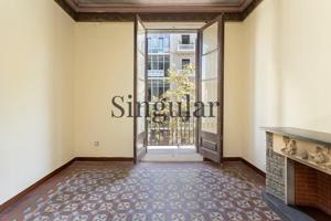 Vivienda en finca regia junto Rambla Catalunya con terraza photo 0