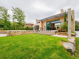 Exclusivo Chalet de Diseño: Un Refugio de Lujo entre Naturaleza y Modernidad photo 0