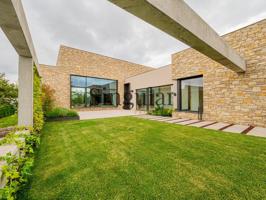 Exclusivo Chalet de Diseño: Un Refugio de Lujo entre Naturaleza y Modernidad photo 0