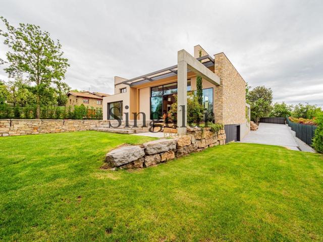 Exclusivo Chalet de Diseño: Un Refugio de Lujo entre Naturaleza y Modernidad photo 0
