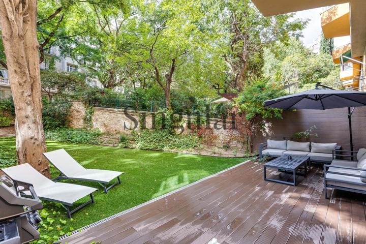 Exclusiva planta baja dúplex con jardín privado junto a Plaza Kennedy (Barcelona) photo 0
