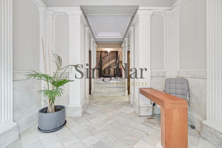 Clínica dental en venta junto a Plaza Francesc Macià photo 0