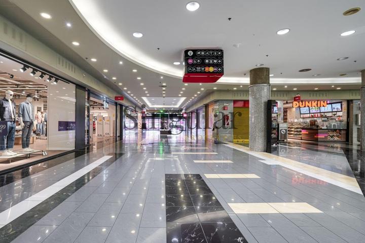 Local de 57 m² en venta-alquiler en Centro Comercial Baricentro – Barberà del Vallès. photo 0