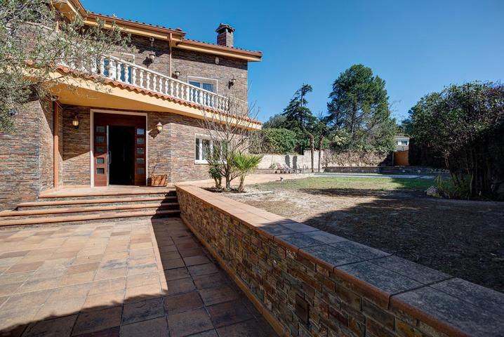 Espectacular casa amb jardí i piscina en un entorn privilegiat photo 0